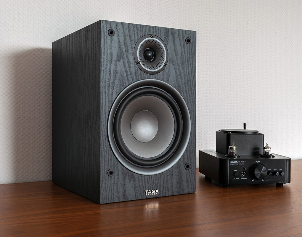 Taga Harmony TAV-807B stativhögtalare, svart par