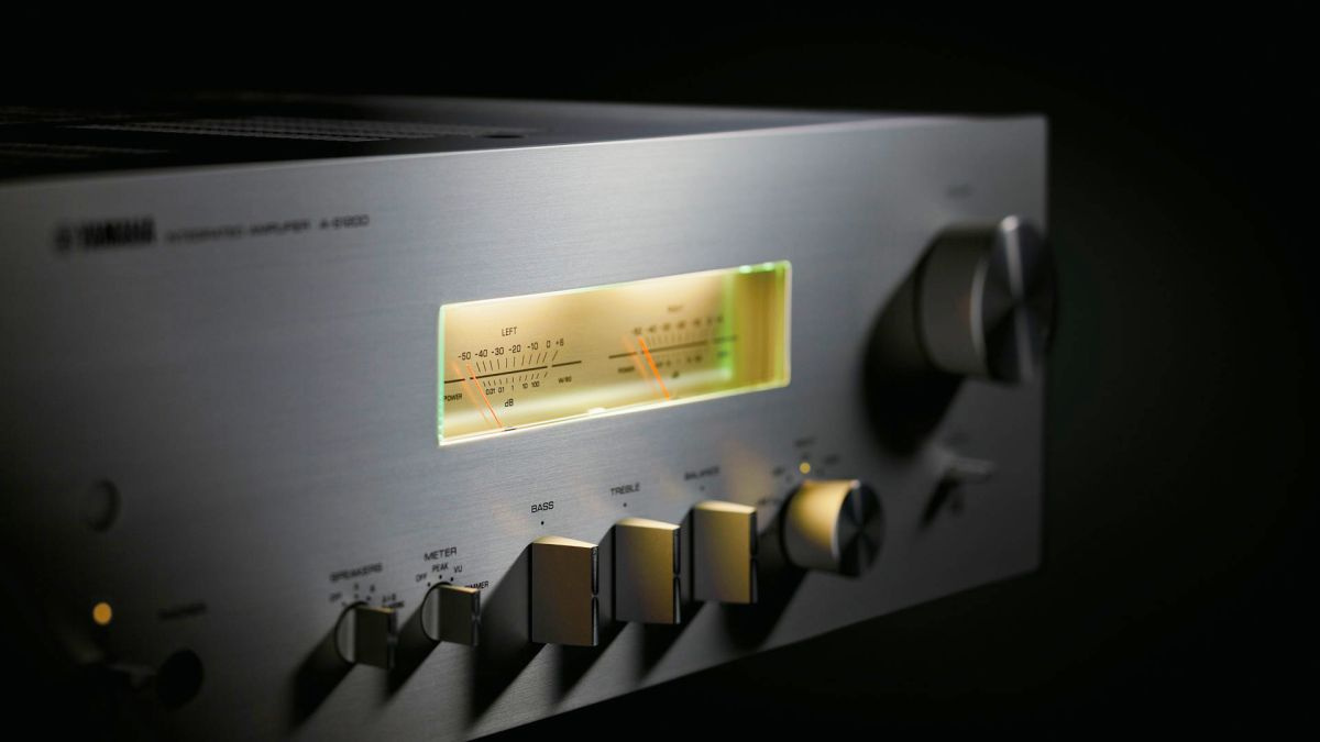 Yamaha A-S1200 stereoförstärkare med VU-mätare & Vintage-design, silver