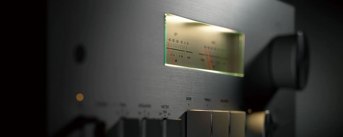Yamaha A-S2200 stereoförstärkare med VU-mätare & Vintage-design, silver