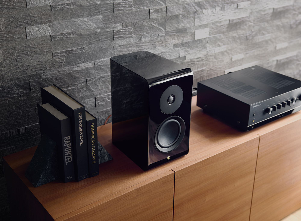 Yamaha R-N1000A streamingförstärkare med MusicCast, RIAA-steg & radio, svart