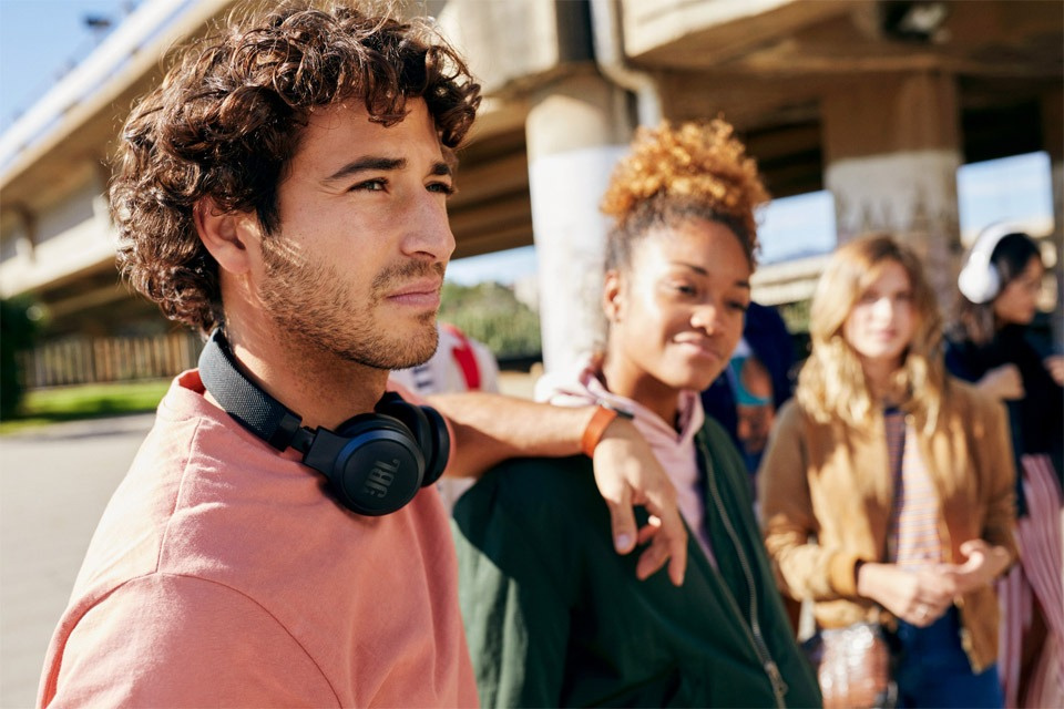 JBL Live 460NC on-ear hörlurar med Bluetooth & brusreducering, blå