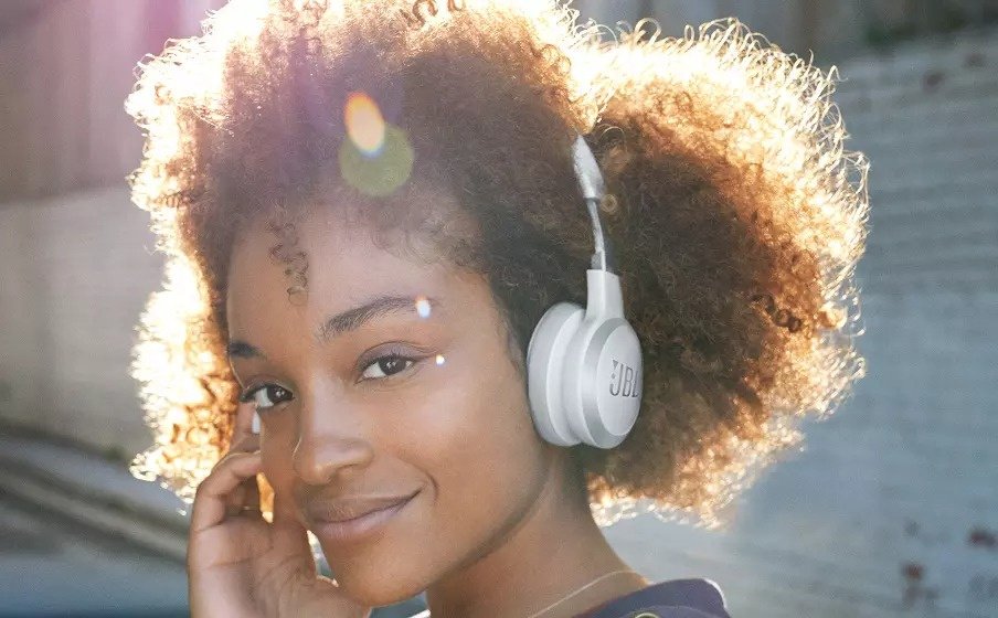 JBL Live 460NC on-ear hörlurar med Bluetooth & brusreducering, vit