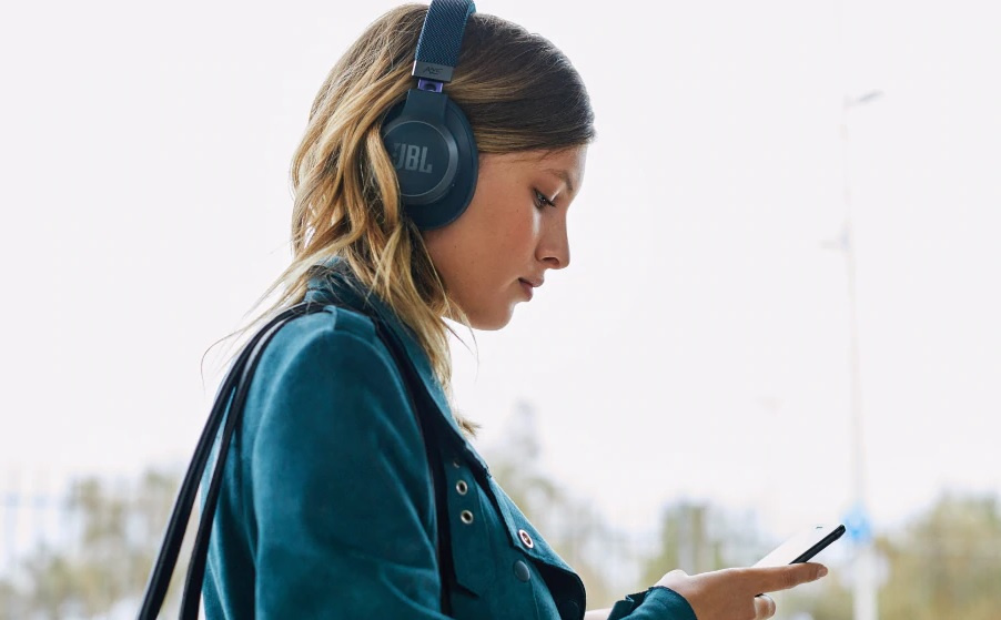 JBL LIVE 650BTNC Over-Ear hörlurar med röststyrning & brusreducering, blå