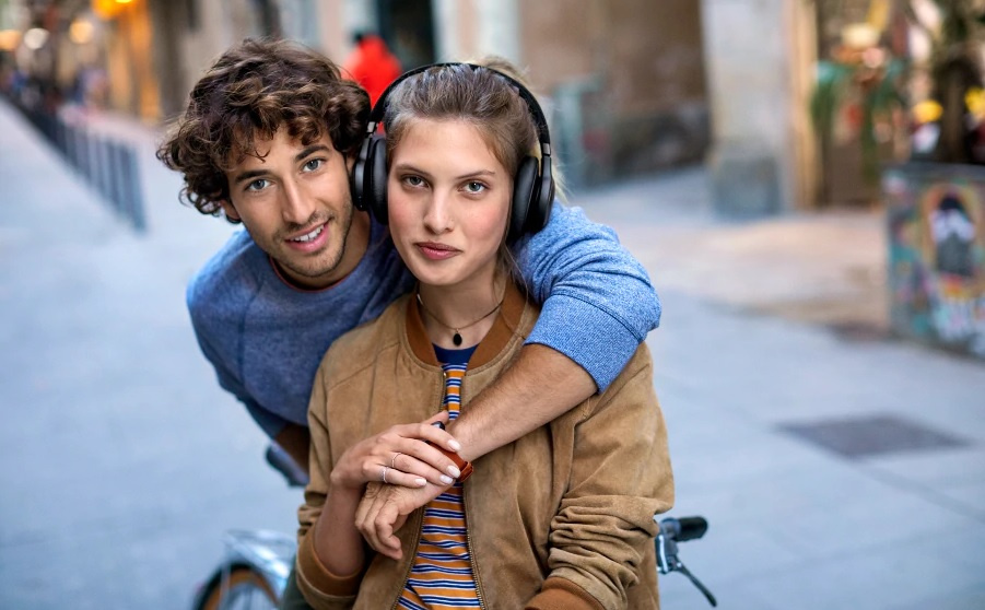 JBL LIVE 650BTNC Over-Ear hörlurar med röststyrning & brusreducering, svart