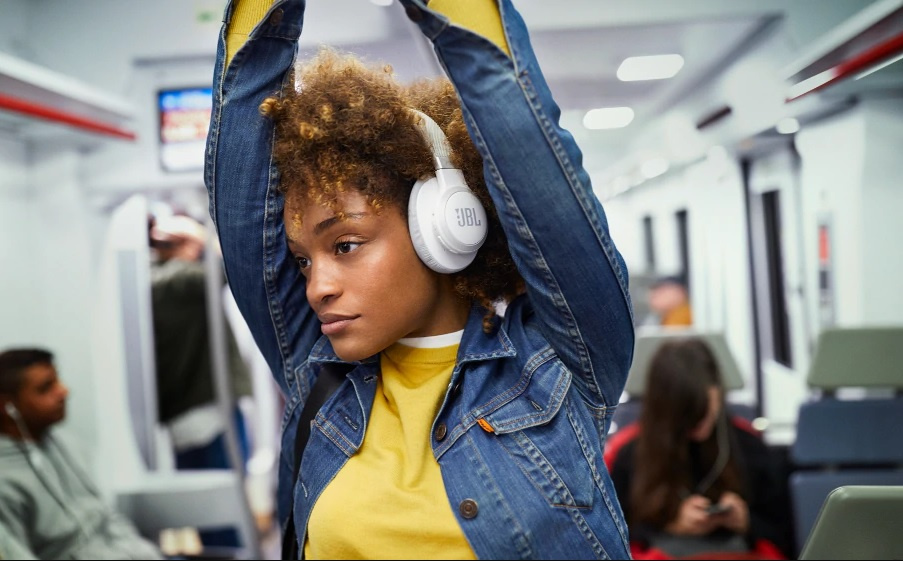 JBL LIVE 650BTNC Over-Ear hörlurar med röststyrning & brusreducering, vit