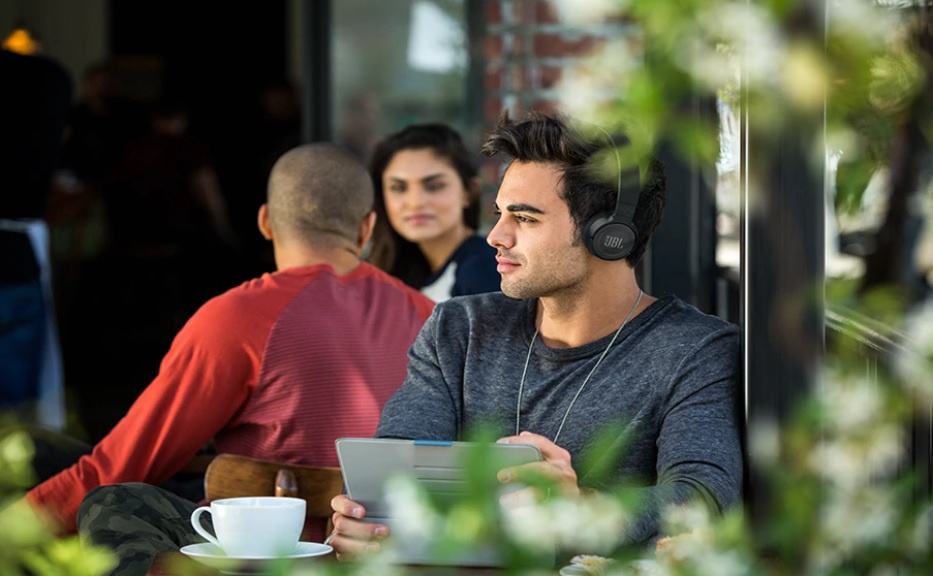 JBL Tune 600BTNC, on-ear hörlur med brusreducering, svart