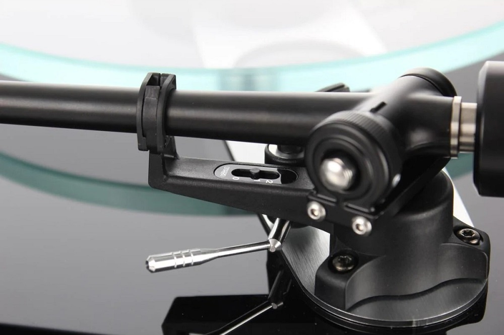 Rega Planar 3 vinylspelare med förmonterad Exact MM-pickup, pianosvart