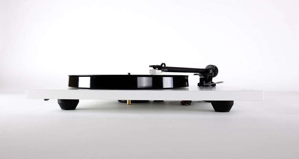 Rega Planar 1 vinylspelare med Carbon MM-pickup, mattvit