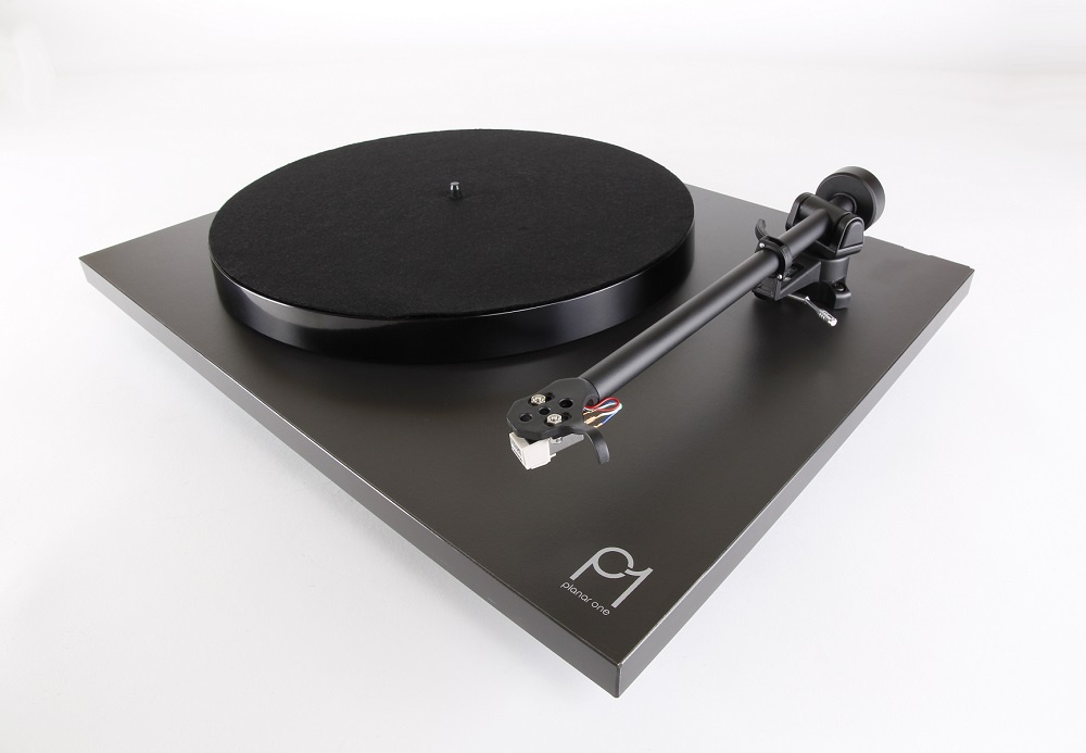 Rega Planar 1 Plus vinylspelare med Carbon pickup & RIAA-steg, mattsvart
