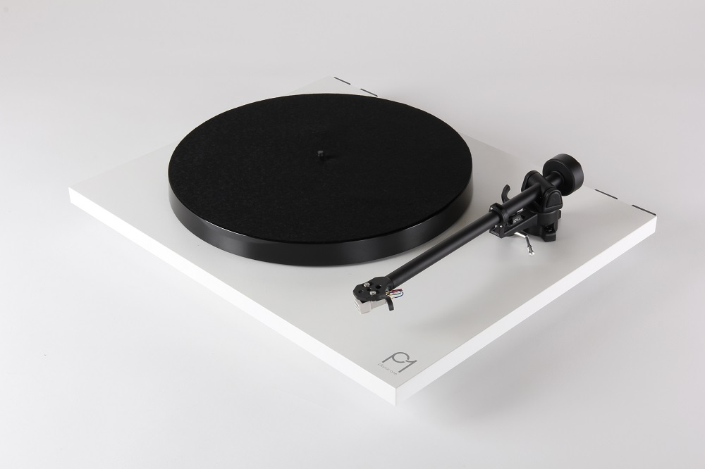 Rega Planar 1 Plus vinylspelare med Carbon pickup & RIAA-steg, mattvit