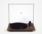 Rega Planar 1 Plus vinylspelare med Carbon-pickup & RIAA-steg, valnöt Rega Planar 1 Plus vinylspelare med Carbon-pickup & RIAA-steg, valnöt