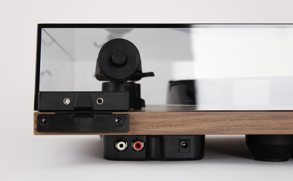 Rega Planar 1 Plus vinylspelare med Carbon-pickup & RIAA-steg, valnöt