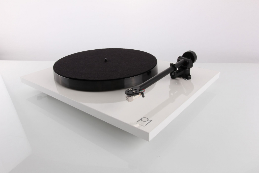 Rega Planar 1 med förmonterad Carbon MM-pickup, pianovit