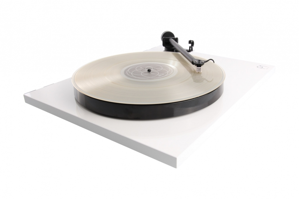 Rega Planar 1 med förmonterad Carbon MM-pickup, pianovit
