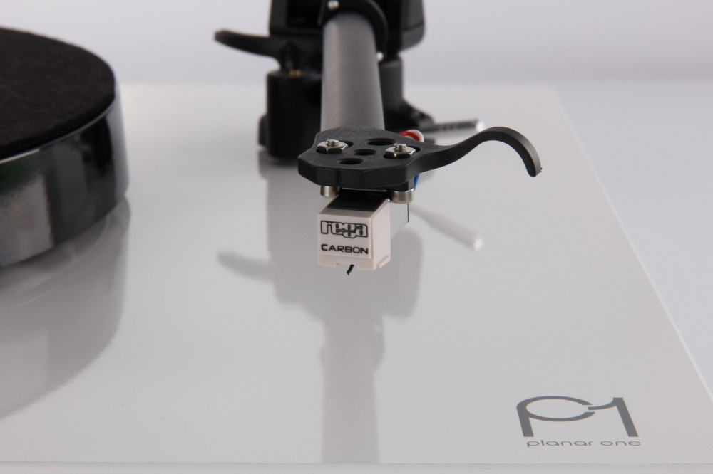 Rega Planar 1 med förmonterad Carbon MM-pickup, pianovit