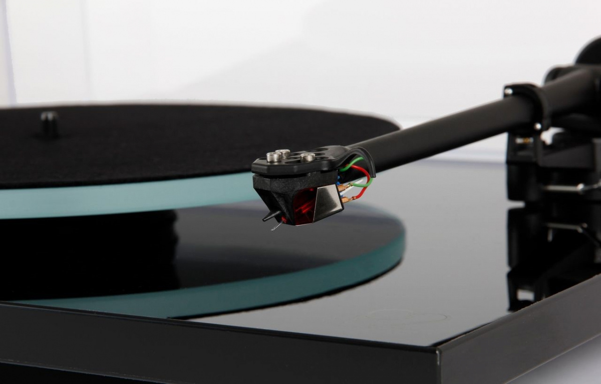 Rega Planar 2 vinylspelare med Nd3 MM-pickup, pianosvart