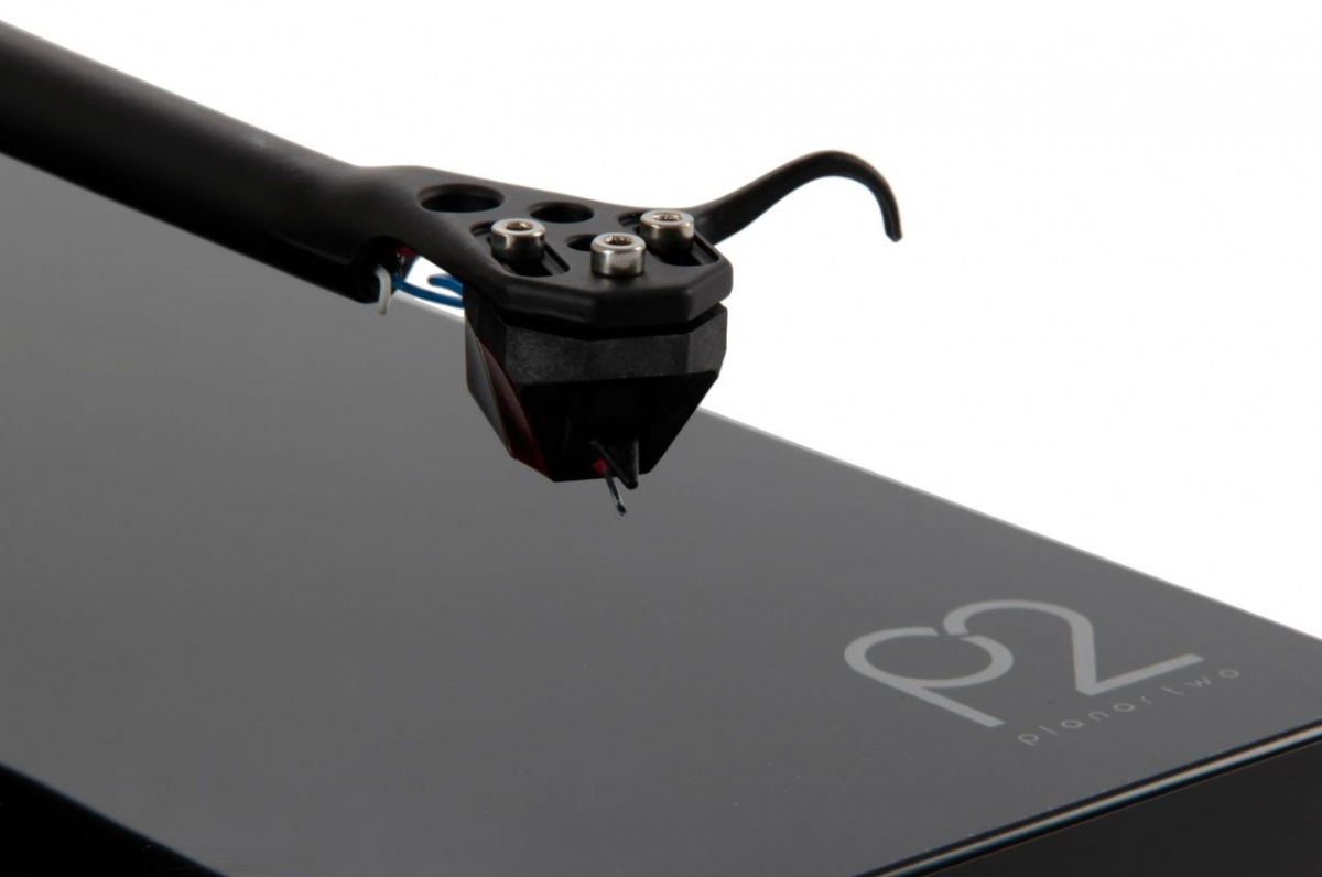 Rega Planar 2 vinylspelare med Nd3 MM-pickup, pianosvart