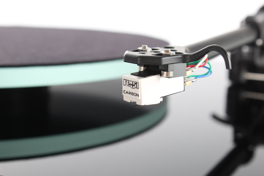 Rega Planar 2 vinylspelare med Carbon MM-pickup, pianosvart