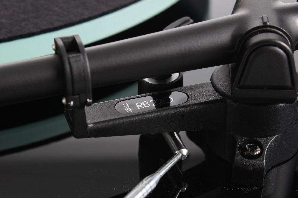 Rega Planar 2 vinylspelare med Carbon MM-pickup, pianosvart