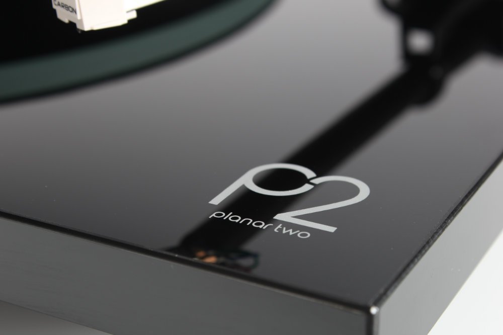 Rega Planar 2 vinylspelare med Carbon MM-pickup, pianosvart