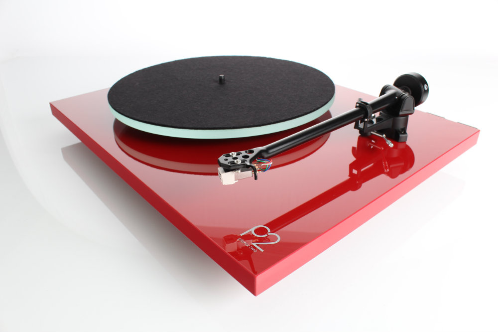 Rega Planar 2 vinylspelare med Carbon MM-pickup, pianoröd