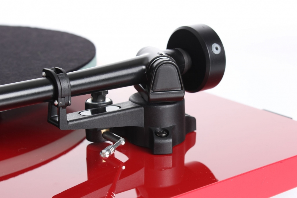 Rega Planar 2 vinylspelare med Carbon MM-pickup, pianoröd