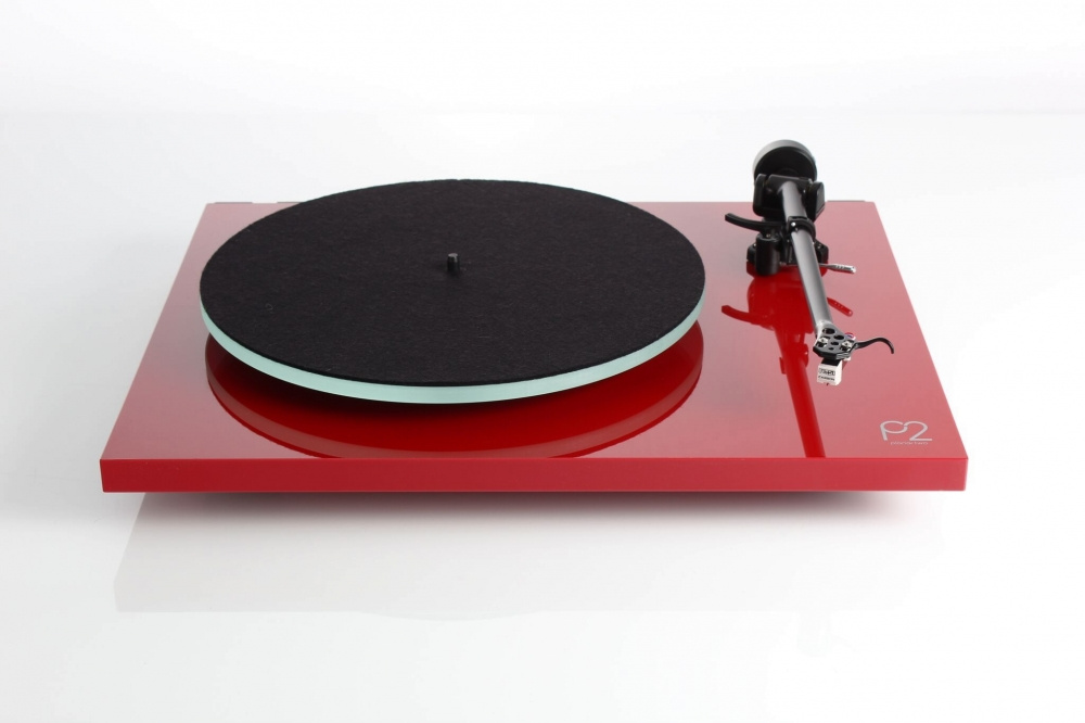 Rega Planar 2 vinylspelare med Carbon MM-pickup, pianoröd
