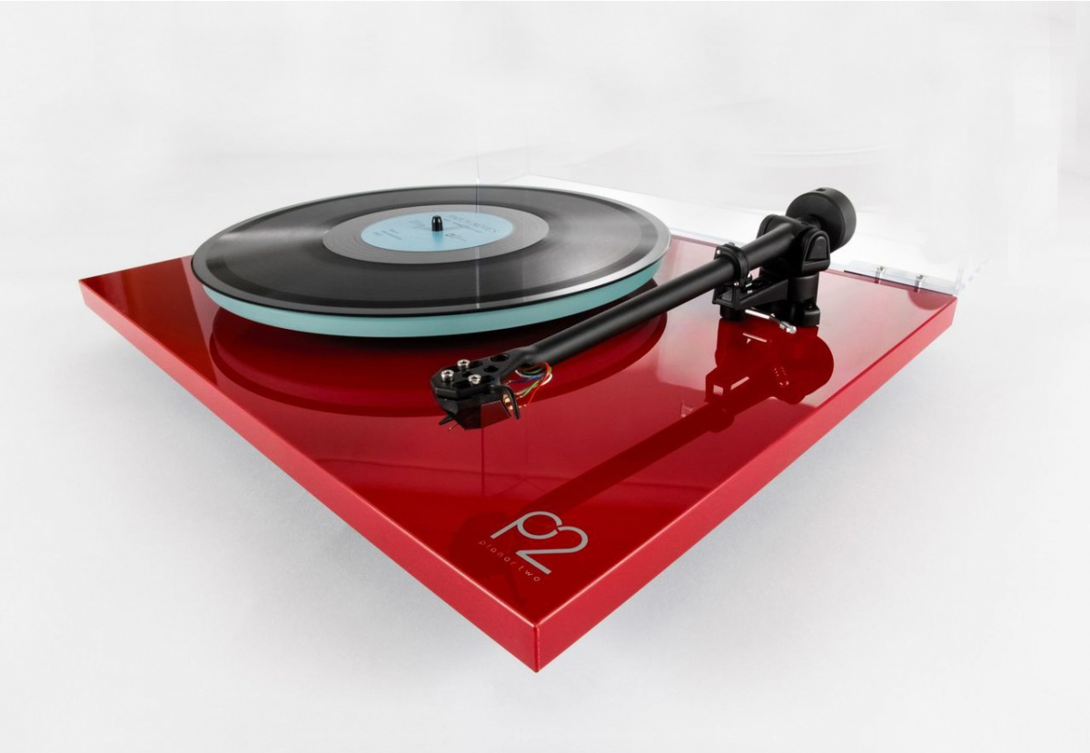 Rega Planar 2 vinylspelare med Nd3 MM-pickup, pianoröd
