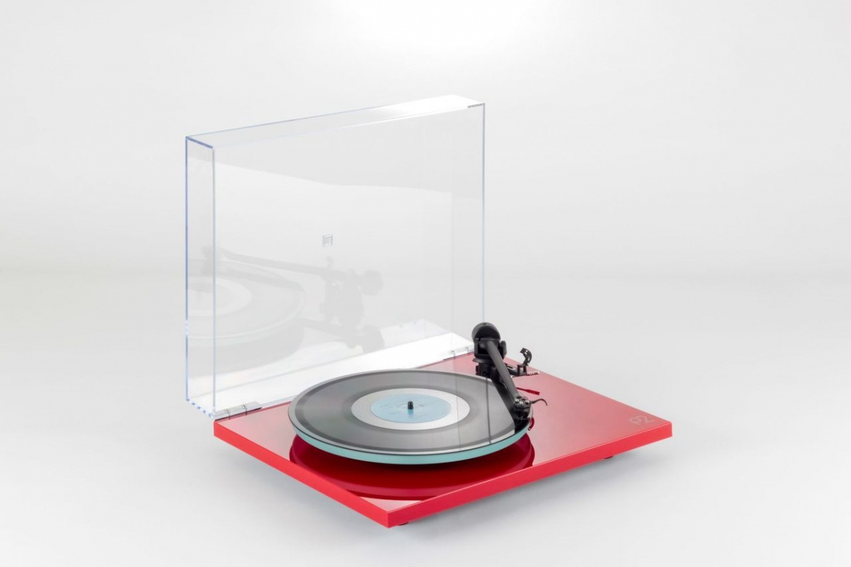 Rega Planar 2 vinylspelare med Nd3 MM-pickup, pianoröd