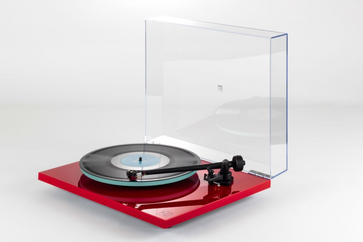 Rega Planar 2 vinylspelare med Nd3 MM-pickup, pianoröd