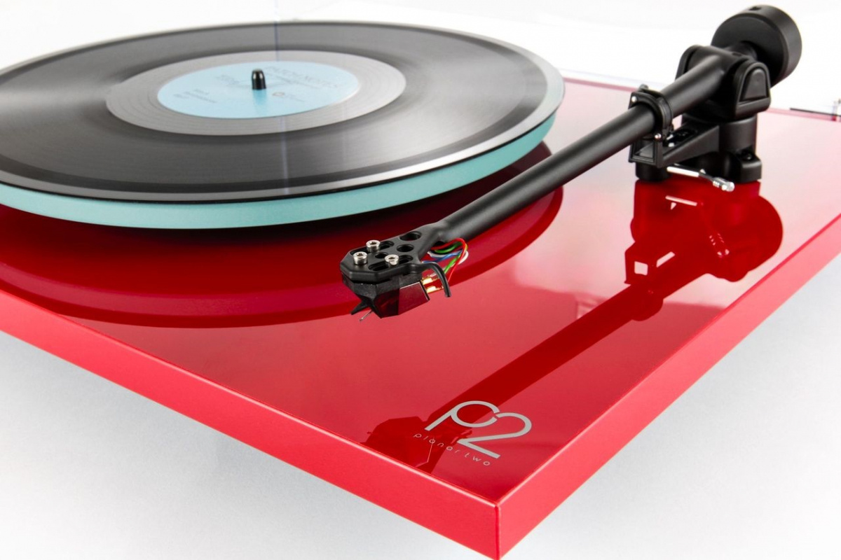 Rega Planar 2 vinylspelare med Nd3 MM-pickup, pianoröd