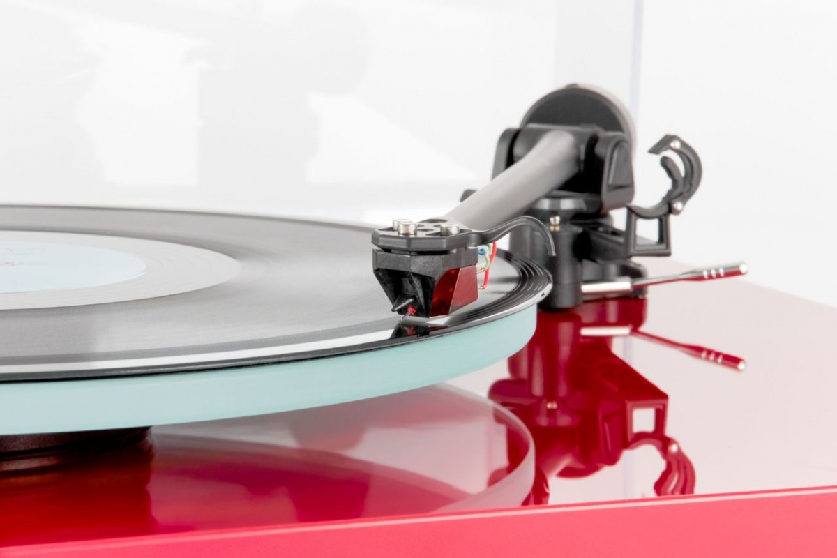 Rega Planar 2 vinylspelare med Nd3 MM-pickup, pianoröd