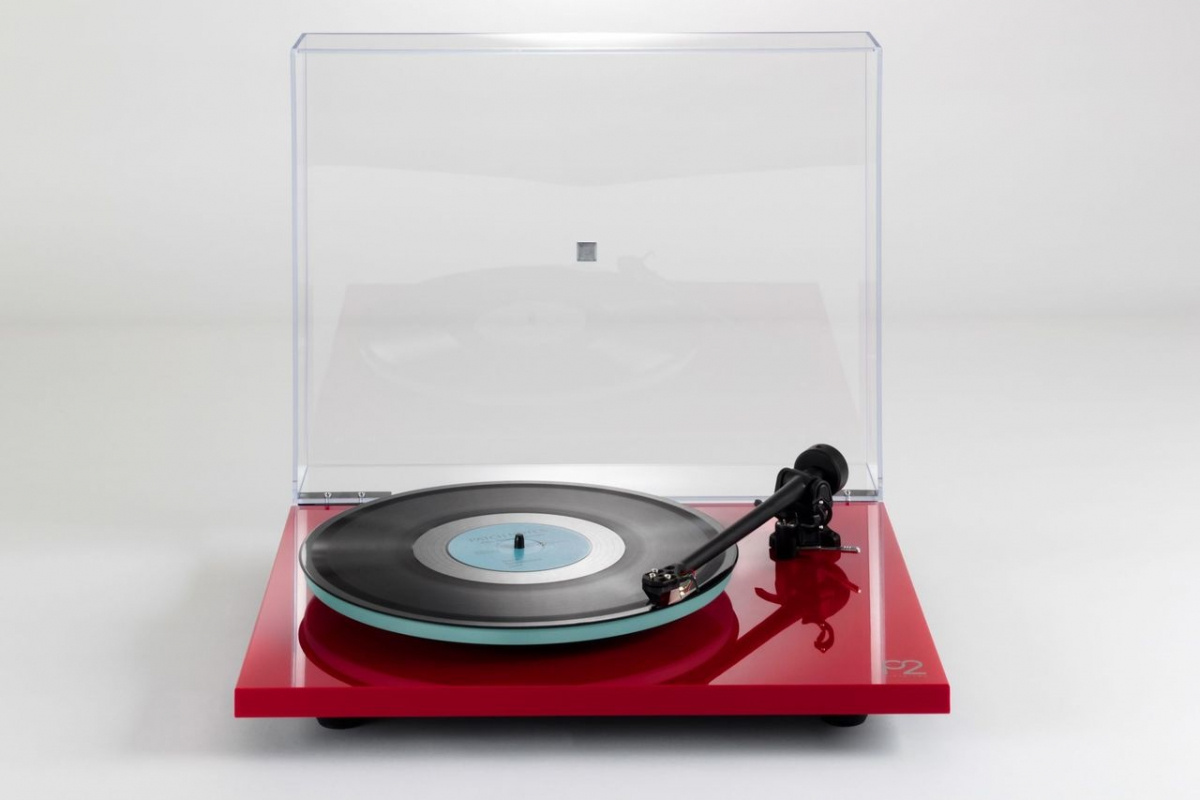 Rega Planar 2 vinylspelare med Nd3 MM-pickup, pianoröd