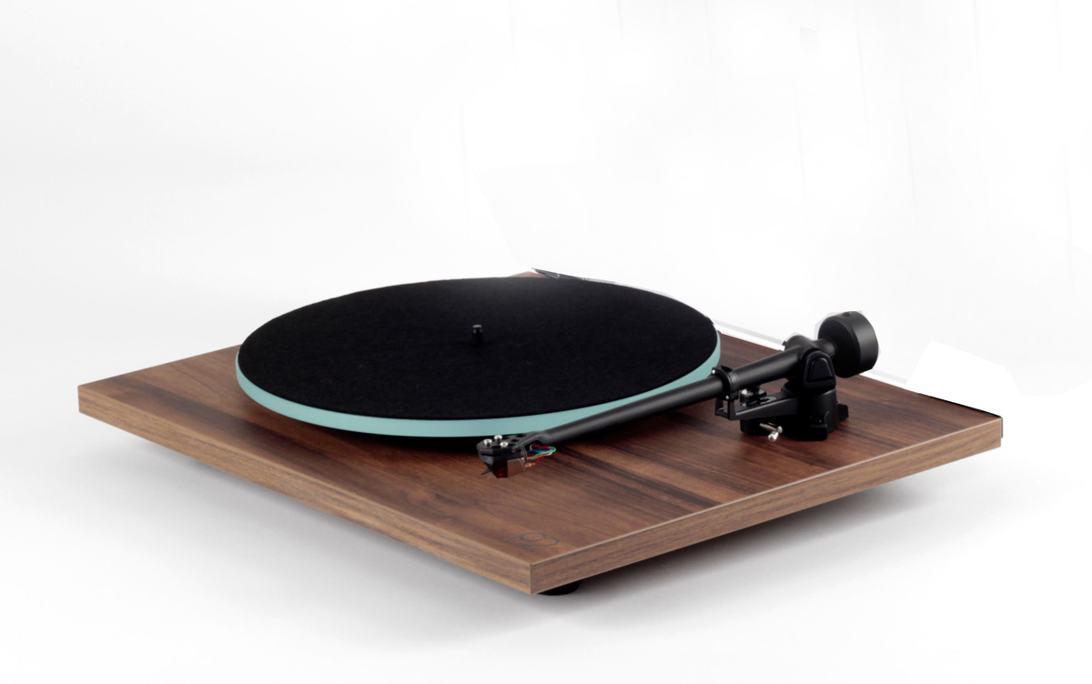 Rega Planar 2 vinylspelare med Nd3 MM-pickup, valnöt