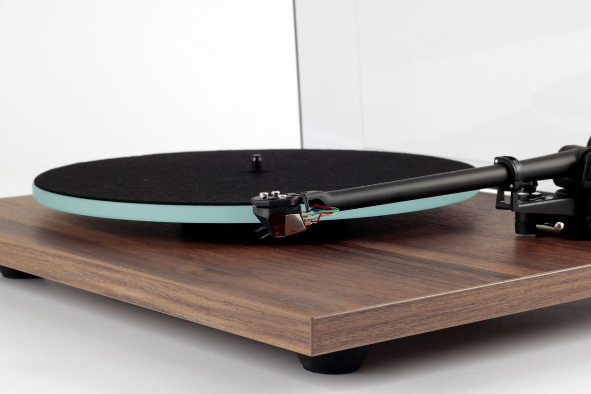 Rega Planar 2 vinylspelare med Nd3 MM-pickup, valnöt