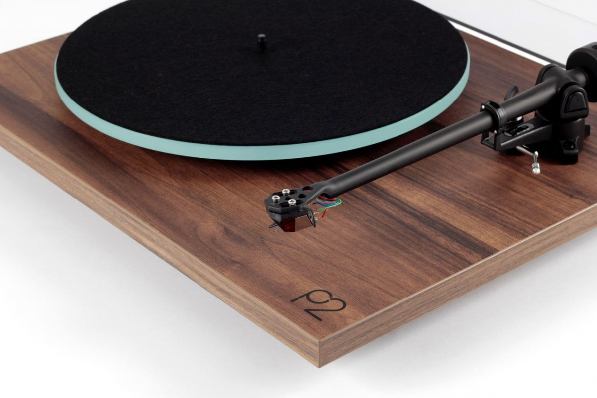 Rega Planar 2 vinylspelare med Nd3 MM-pickup, valnöt