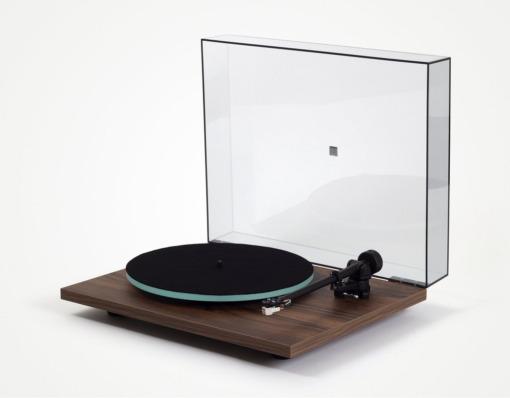 Rega Planar 2 vinylspelare med Carbon MM-pickup, valnöt