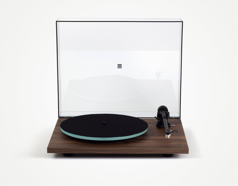 Rega Planar 2 vinylspelare med Carbon MM-pickup, valnöt