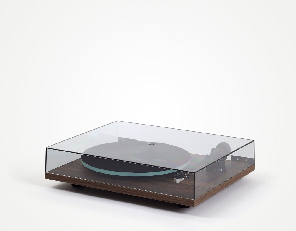 Rega Planar 2 vinylspelare med Carbon MM-pickup, valnöt