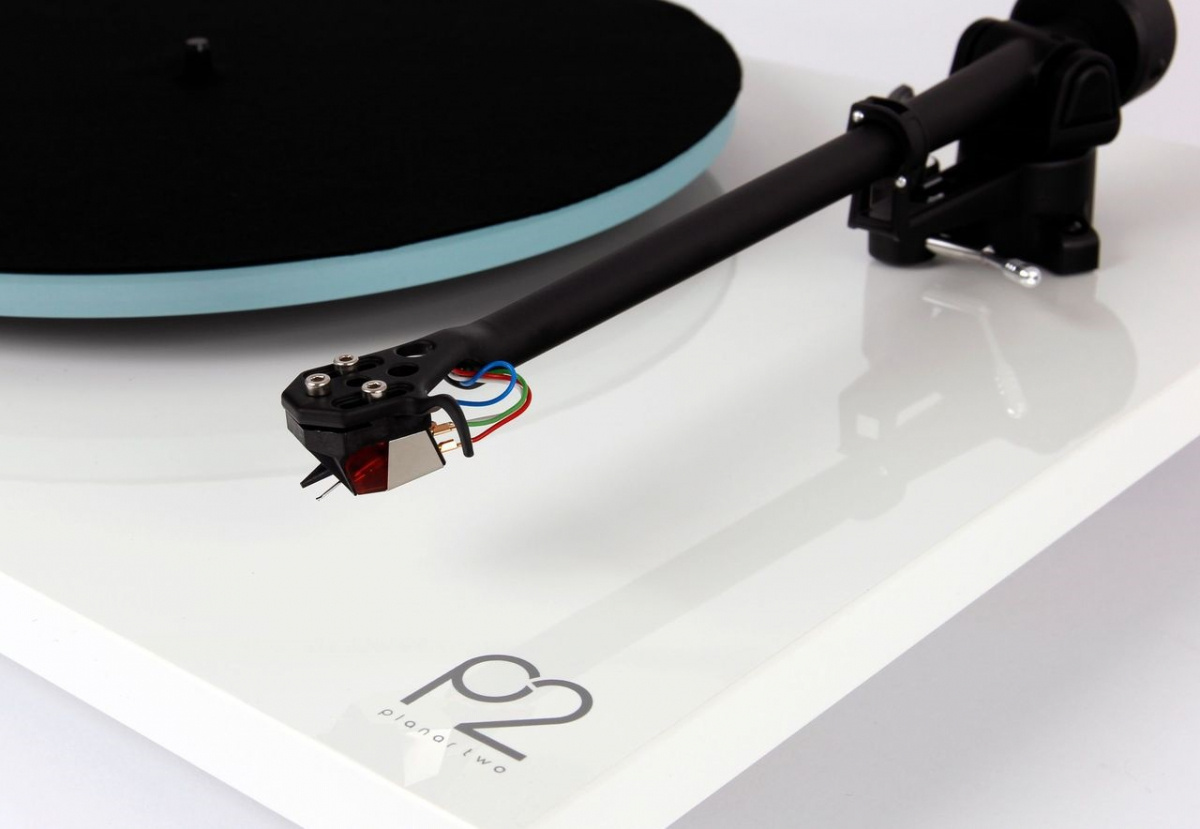 Rega Planar 2 vinylspelare med Nd3 MM-pickup, pianovit
