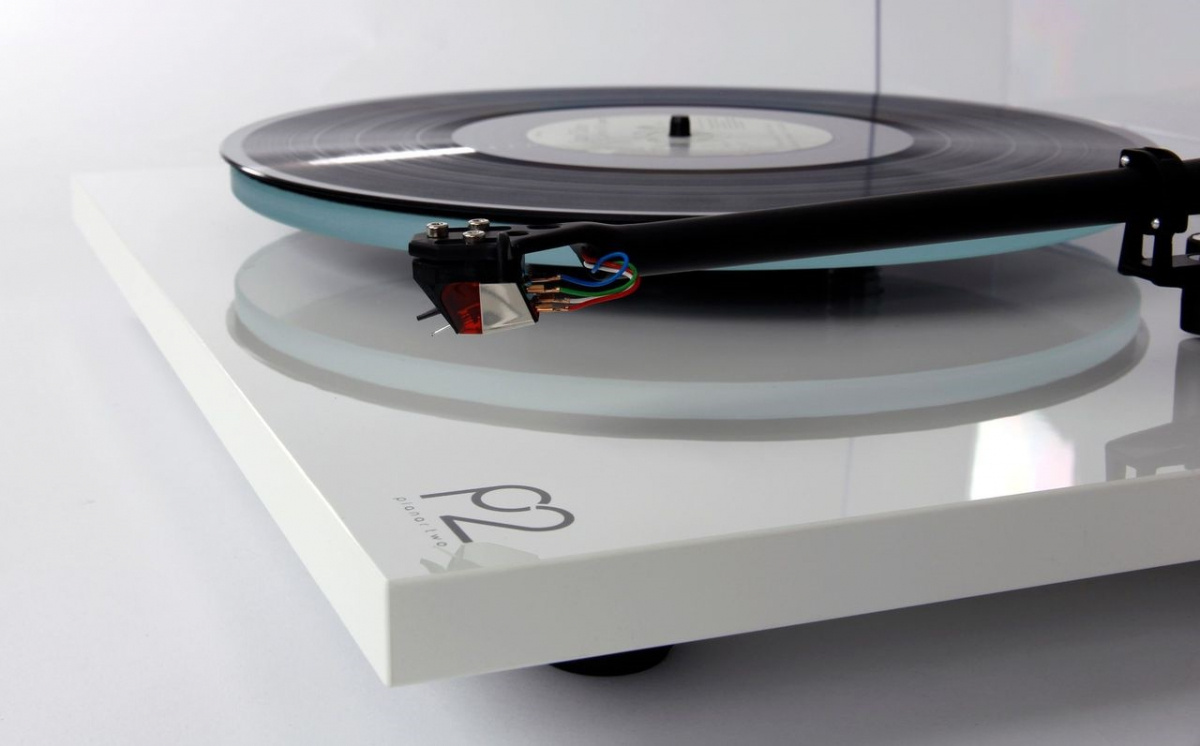 Rega Planar 2 vinylspelare med Nd3 MM-pickup, pianovit