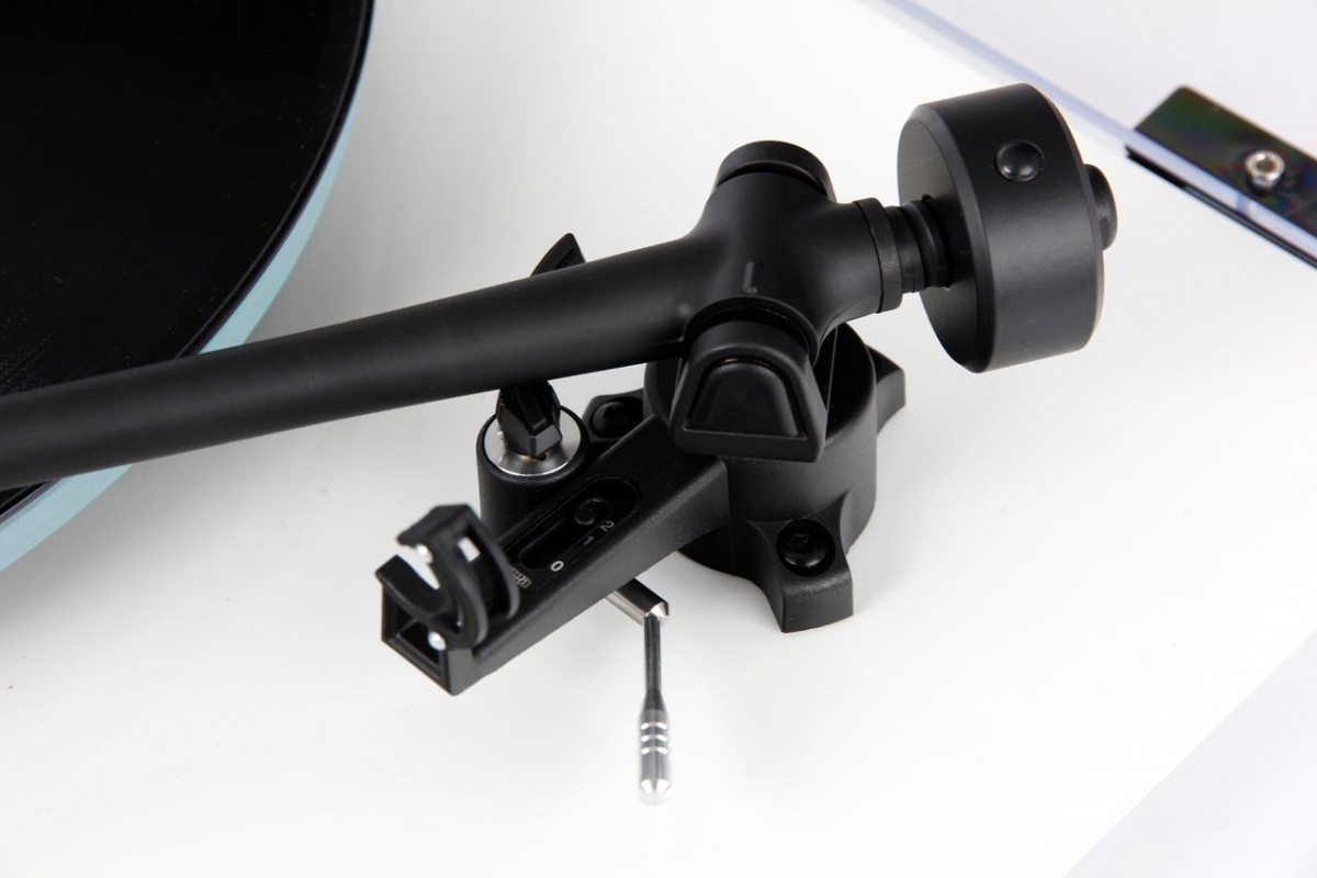 Rega Planar 2 vinylspelare med Nd3 MM-pickup, pianovit