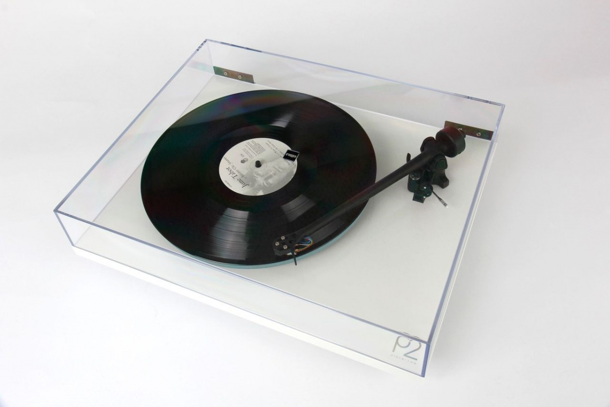 Rega Planar 2 vinylspelare med Nd3 MM-pickup, pianovit