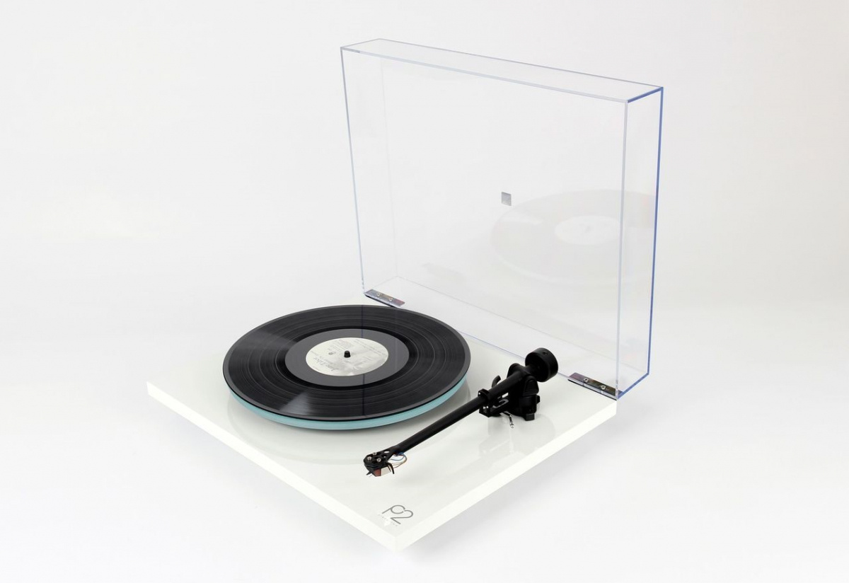 Rega Planar 2 vinylspelare med Nd3 MM-pickup, pianovit