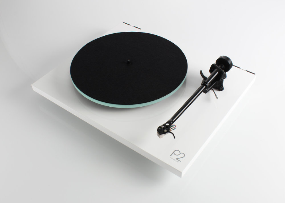 Rega Planar 2 vinylspelare med Carbon MM-pickup, pianovit