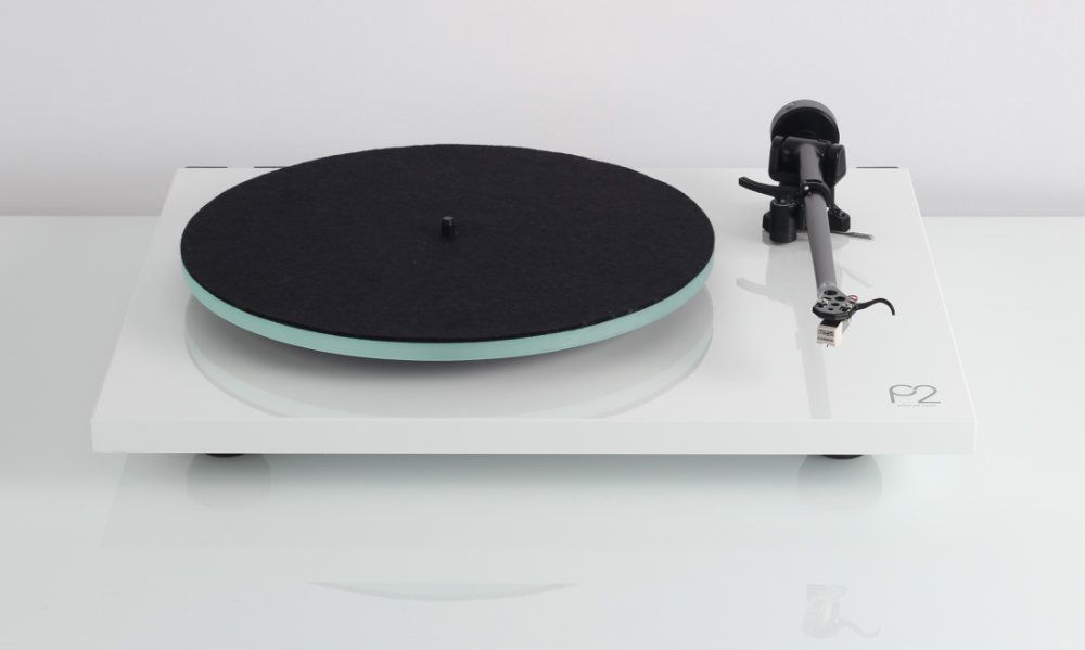Rega Planar 2 vinylspelare med Carbon MM-pickup, pianovit