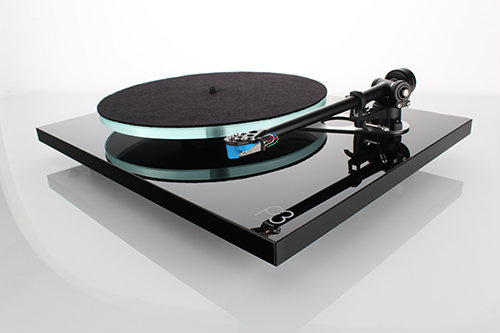 Rega Planar 3 vinylspelare med förmonterad Elys MM-pickup, pianosvart
