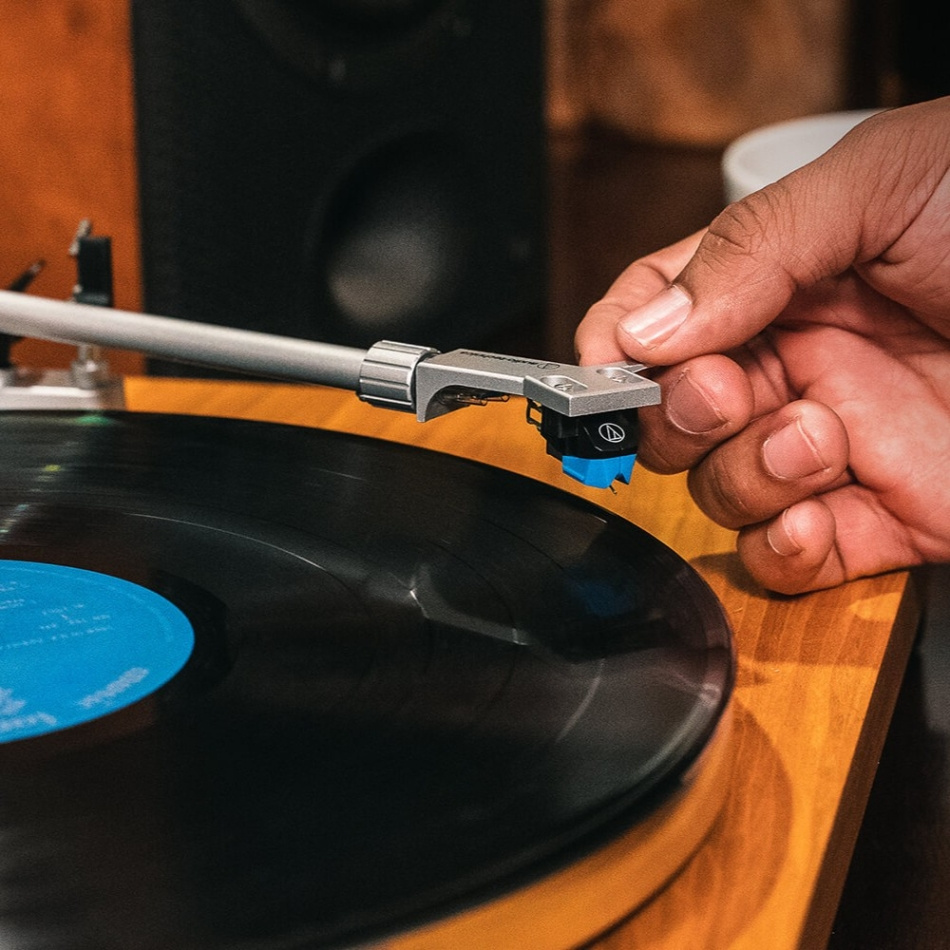 Audio Technica AT-LPW30TK skivspelare med RIIA & AT-VM95C-pickup, teak