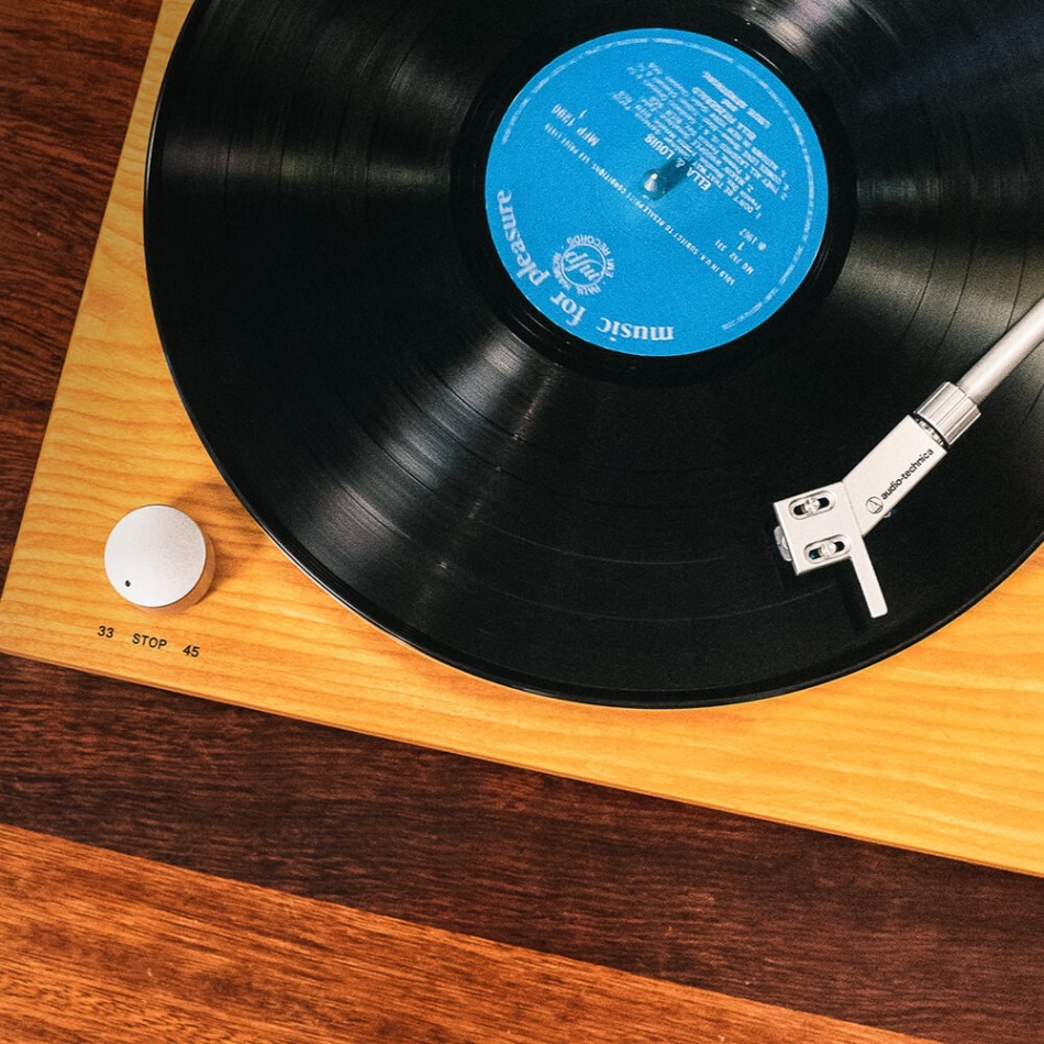 Audio Technica AT-LPW30TK skivspelare med RIIA & AT-VM95C-pickup, teak