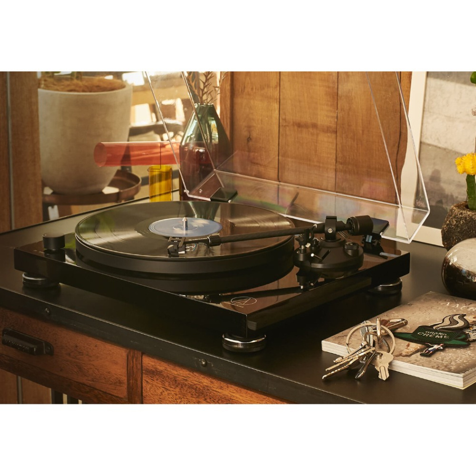 Audio-Technica AT-LPW50PB skivspelare med inbyggt RIAA & AT-VM95E pickup, svart